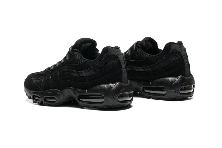 Les baskets grande taille Nike Air Max 95 reprennent le design unique et audacieux de l’original, tout en étant pensées pour offrir un ajustement parfait aux grandes pointures.
