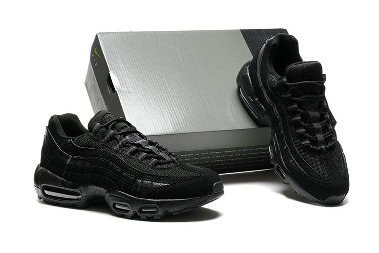 Les baskets grande taille Nike Air Max 95 reprennent le design unique et audacieux de l’original, tout en étant pensées pour offrir un ajustement parfait aux grandes pointures.