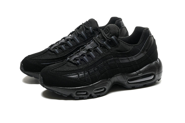 Les baskets grande taille Nike Air Max 95 reprennent le design unique et audacieux de l’original, tout en étant pensées pour offrir un ajustement parfait aux grandes pointures.