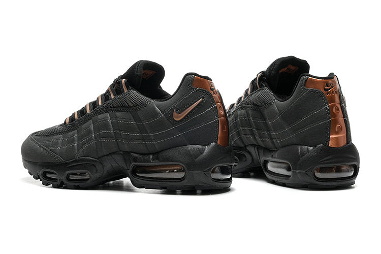 Les baskets grande taille Nike Air Max 95 reprennent le design unique et audacieux de l’original, tout en étant pensées pour offrir un ajustement parfait aux grandes pointures.