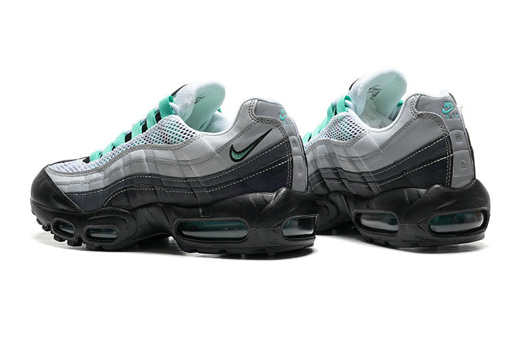 Les baskets grande taille Nike Air Max 95 reprennent le design unique et audacieux de l’original, tout en étant pensées pour offrir un ajustement parfait aux grandes pointures.