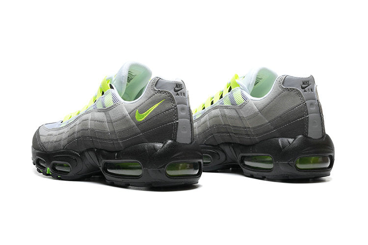 Les baskets grande taille Nike Air Max 95 reprennent le design unique et audacieux de l’original, tout en étant pensées pour offrir un ajustement parfait aux grandes pointures.