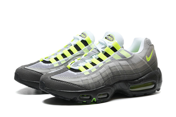 Les baskets grande taille Nike Air Max 95 reprennent le design unique et audacieux de l’original, tout en étant pensées pour offrir un ajustement parfait aux grandes pointures.