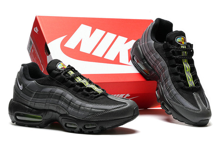 Les baskets grande taille Nike Air Max 95 reprennent le design unique et audacieux de l’original, tout en étant pensées pour offrir un ajustement parfait aux grandes pointures.