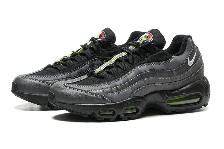 Les baskets grande taille Nike Air Max 95 reprennent le design unique et audacieux de l’original, tout en étant pensées pour offrir un ajustement parfait aux grandes pointures.