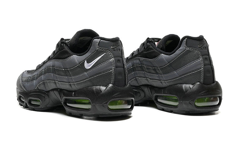 Les baskets grande taille Nike Air Max 95 reprennent le design unique et audacieux de l’original, tout en étant pensées pour offrir un ajustement parfait aux grandes pointures.