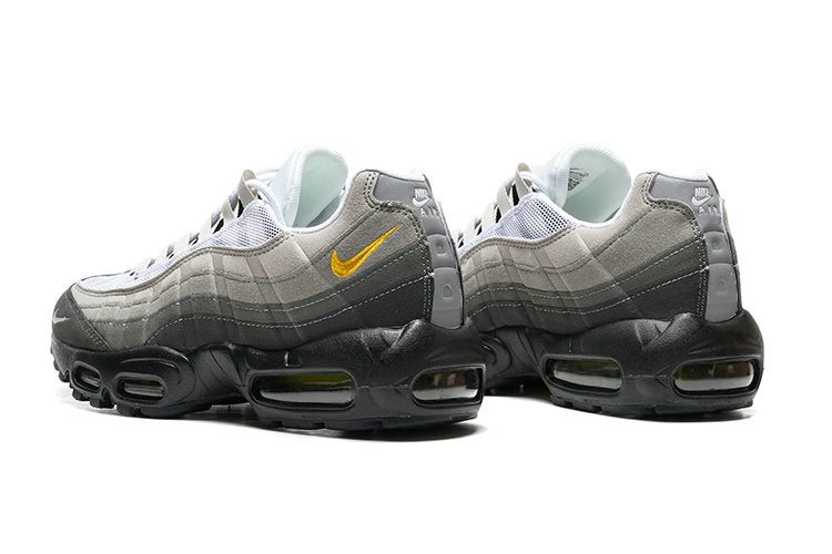 Les baskets grande taille Nike Air Max 95 reprennent le design unique et audacieux de l’original, tout en étant pensées pour offrir un ajustement parfait aux grandes pointures.
