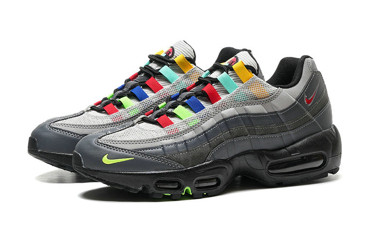 Les baskets grande taille Nike Air Max 95 reprennent le design unique et audacieux de l’original, tout en étant pensées pour offrir un ajustement parfait aux grandes pointures.