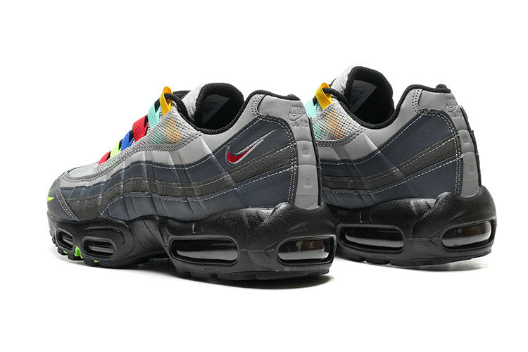 Les baskets grande taille Nike Air Max 95 reprennent le design unique et audacieux de l’original, tout en étant pensées pour offrir un ajustement parfait aux grandes pointures.