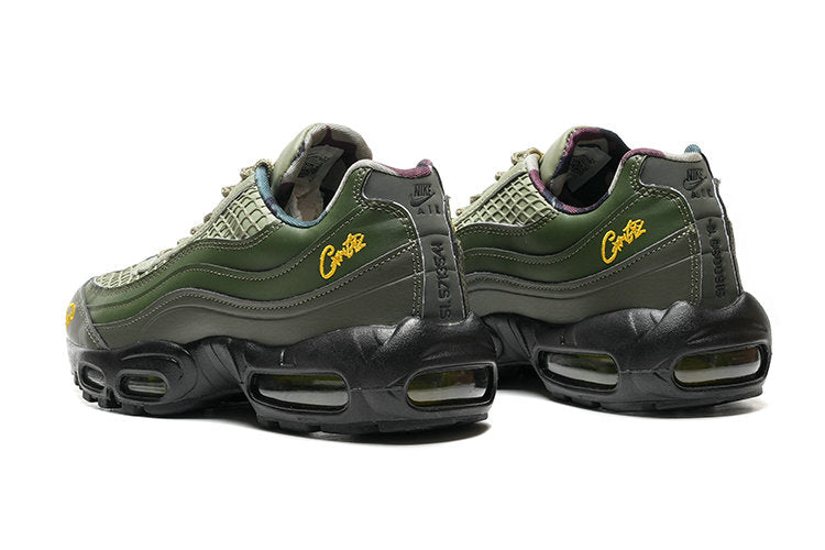 Les baskets grande taille Nike Air Max 95 reprennent le design unique et audacieux de l’original, tout en étant pensées pour offrir un ajustement parfait aux grandes pointures.