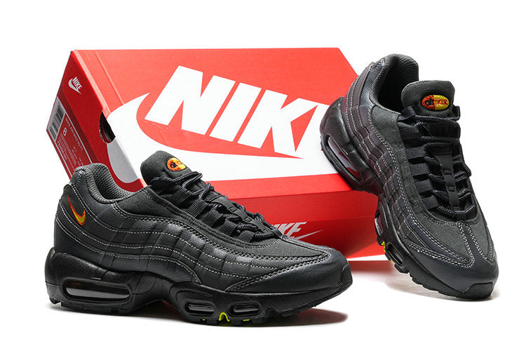 Les baskets grande taille Nike Air Max 95 reprennent le design unique et audacieux de l’original, tout en étant pensées pour offrir un ajustement parfait aux grandes pointures.