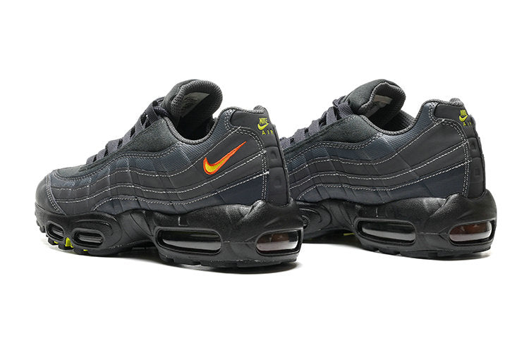 Les baskets grande taille Nike Air Max 95 reprennent le design unique et audacieux de l’original, tout en étant pensées pour offrir un ajustement parfait aux grandes pointures.