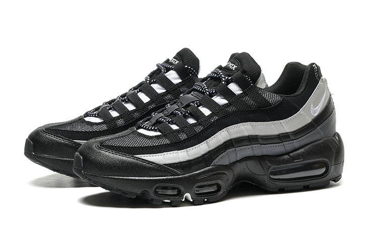 Les baskets grande taille Nike Air Max 95 reprennent le design unique et audacieux de l’original, tout en étant pensées pour offrir un ajustement parfait aux grandes pointures.