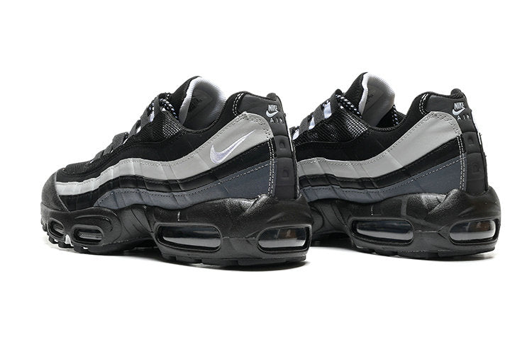 Les baskets grande taille Nike Air Max 95 reprennent le design unique et audacieux de l’original, tout en étant pensées pour offrir un ajustement parfait aux grandes pointures.