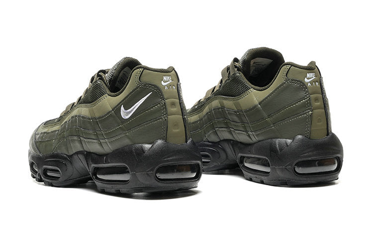 Les baskets grande taille Nike Air Max 95 reprennent le design unique et audacieux de l’original, tout en étant pensées pour offrir un ajustement parfait aux grandes pointures.