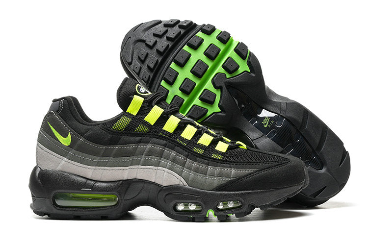 Les baskets grande taille Nike Air Max 95 reprennent le design unique et audacieux de l’original, tout en étant pensées pour offrir un ajustement parfait aux grandes pointures.