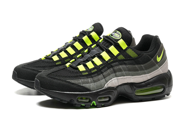Les baskets grande taille Nike Air Max 95 reprennent le design unique et audacieux de l’original, tout en étant pensées pour offrir un ajustement parfait aux grandes pointures.