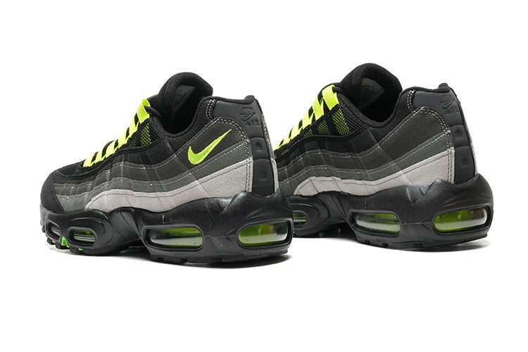 Les baskets grande taille Nike Air Max 95 reprennent le design unique et audacieux de l’original, tout en étant pensées pour offrir un ajustement parfait aux grandes pointures.