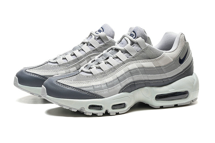 Les baskets grande taille Nike Air Max 95 reprennent le design unique et audacieux de l’original, tout en étant pensées pour offrir un ajustement parfait aux grandes pointures.