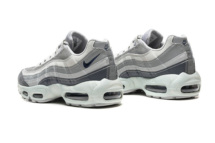 Les baskets grande taille Nike Air Max 95 reprennent le design unique et audacieux de l’original, tout en étant pensées pour offrir un ajustement parfait aux grandes pointures.