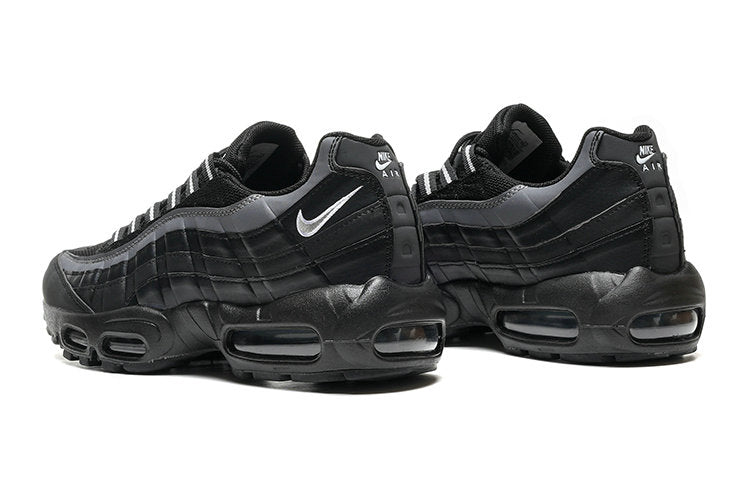 Les baskets grande taille Nike Air Max 95 reprennent le design unique et audacieux de l’original, tout en étant pensées pour offrir un ajustement parfait aux grandes pointures.