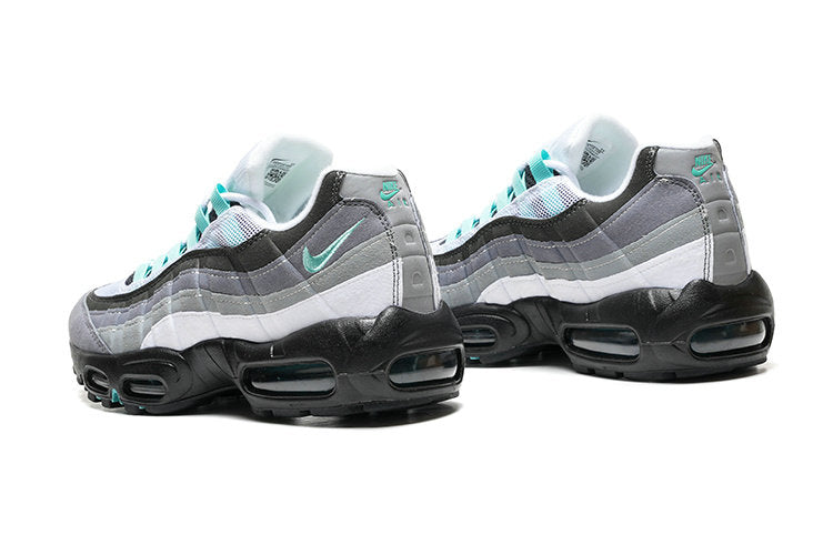 Les baskets grande taille Nike Air Max 95 reprennent le design unique et audacieux de l’original, tout en étant pensées pour offrir un ajustement parfait aux grandes pointures.