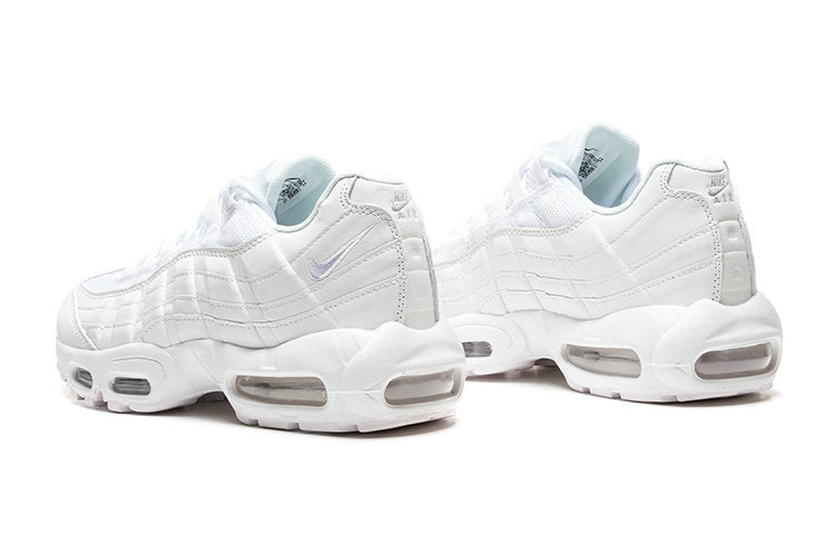 Les baskets grande taille Nike Air Max 95 reprennent le design unique et audacieux de l’original, tout en étant pensées pour offrir un ajustement parfait aux grandes pointures.