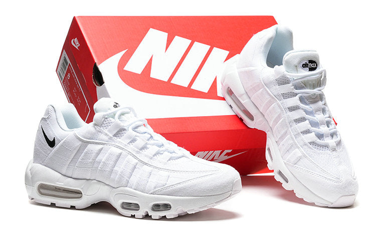 Les baskets grande taille Nike Air Max 95 reprennent le design unique et audacieux de l’original, tout en étant pensées pour offrir un ajustement parfait aux grandes pointures.