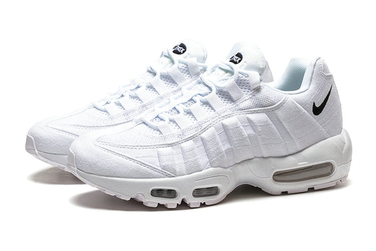 Les baskets grande taille Nike Air Max 95 reprennent le design unique et audacieux de l’original, tout en étant pensées pour offrir un ajustement parfait aux grandes pointures.