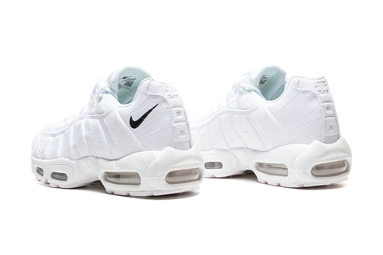 Les baskets grande taille Nike Air Max 95 reprennent le design unique et audacieux de l’original, tout en étant pensées pour offrir un ajustement parfait aux grandes pointures.