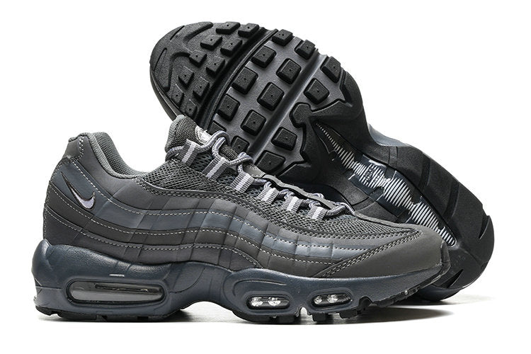 Les baskets grande taille Nike Air Max 95 reprennent le design unique et audacieux de l’original, tout en étant pensées pour offrir un ajustement parfait aux grandes pointures.
