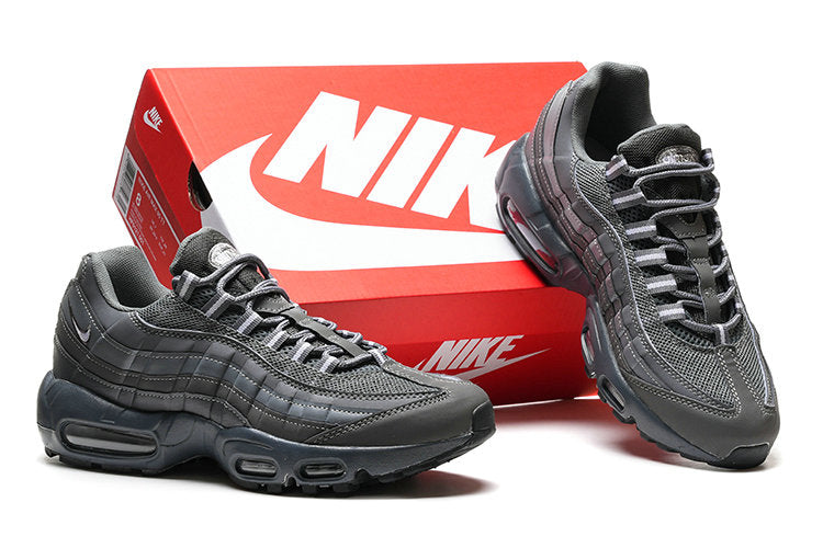 Les baskets grande taille Nike Air Max 95 reprennent le design unique et audacieux de l’original, tout en étant pensées pour offrir un ajustement parfait aux grandes pointures.