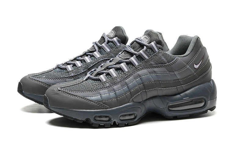 Les baskets grande taille Nike Air Max 95 reprennent le design unique et audacieux de l’original, tout en étant pensées pour offrir un ajustement parfait aux grandes pointures.