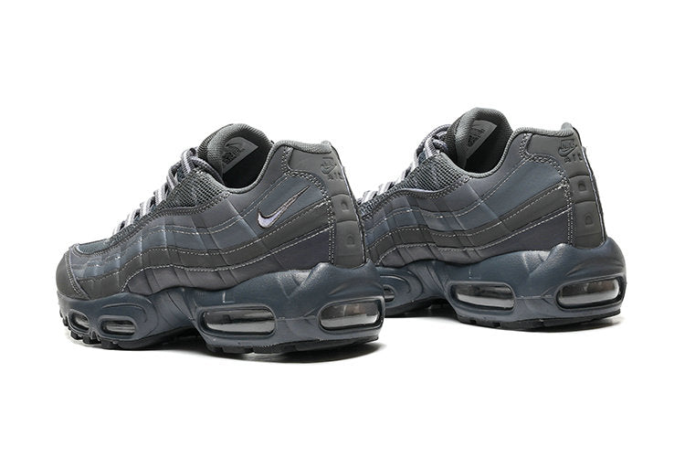 Les baskets grande taille Nike Air Max 95 reprennent le design unique et audacieux de l’original, tout en étant pensées pour offrir un ajustement parfait aux grandes pointures.