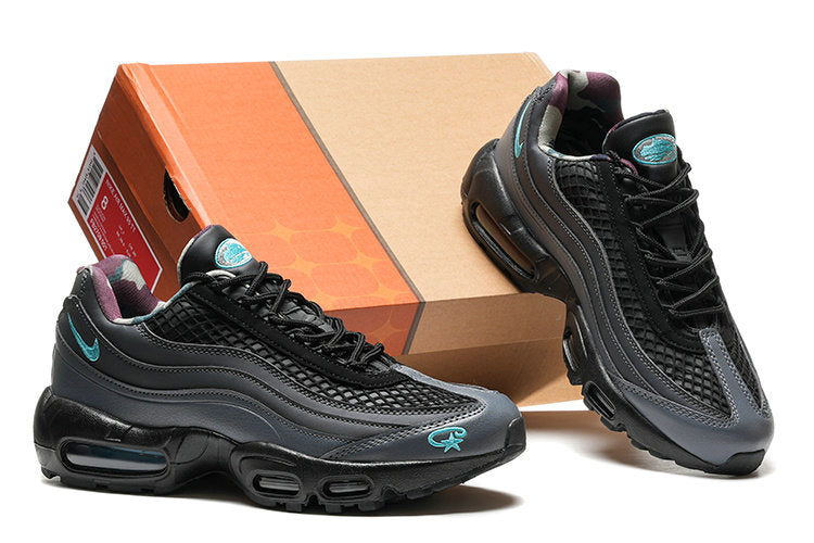 Les baskets grande taille Nike Air Max 95 reprennent le design unique et audacieux de l’original, tout en étant pensées pour offrir un ajustement parfait aux grandes pointures.