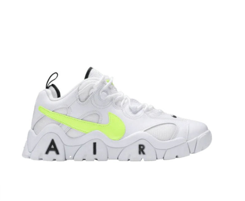 Les baskets Nike Air Barrage allient style audacieux et innovation technique. Leur design rétro-futuriste et leurs détails emblématiques attirent les amateurs de mode