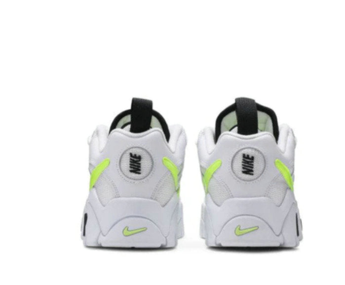 Les baskets Nike Air Barrage allient style audacieux et innovation technique. Leur design rétro-futuriste et leurs détails emblématiques attirent les amateurs de mode