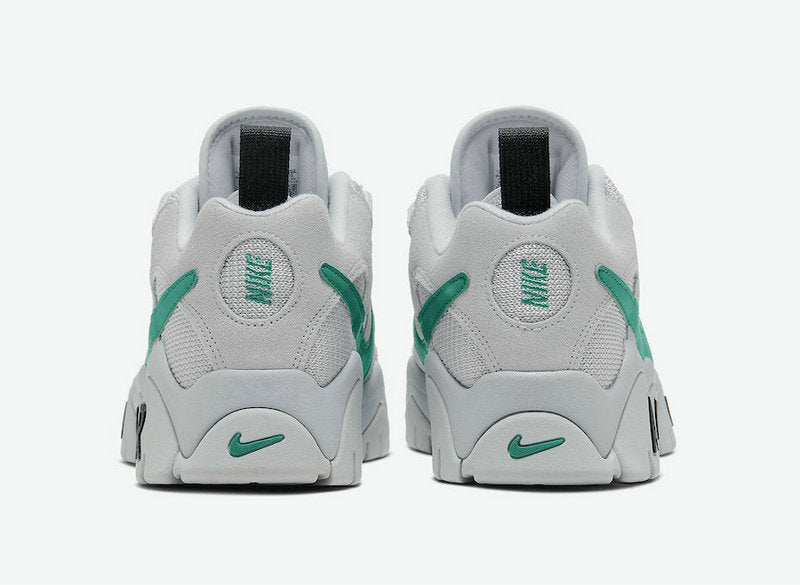 Les baskets Nike Air Barrage allient style audacieux et innovation technique. Leur design rétro-futuriste et leurs détails emblématiques attirent les amateurs de mode
