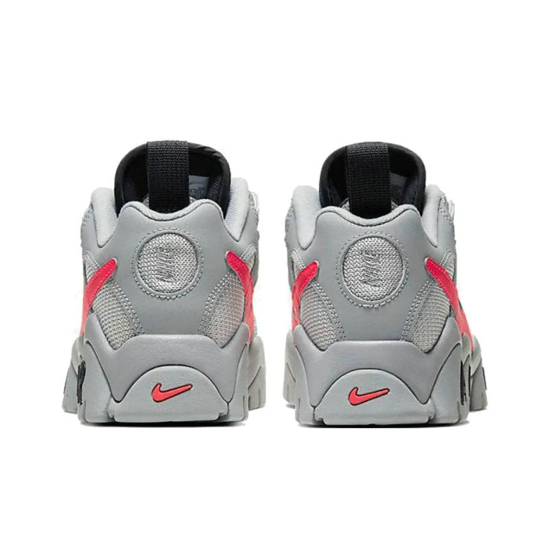 Les baskets Nike Air Barrage allient style audacieux et innovation technique. Leur design rétro-futuriste et leurs détails emblématiques attirent les amateurs de mode