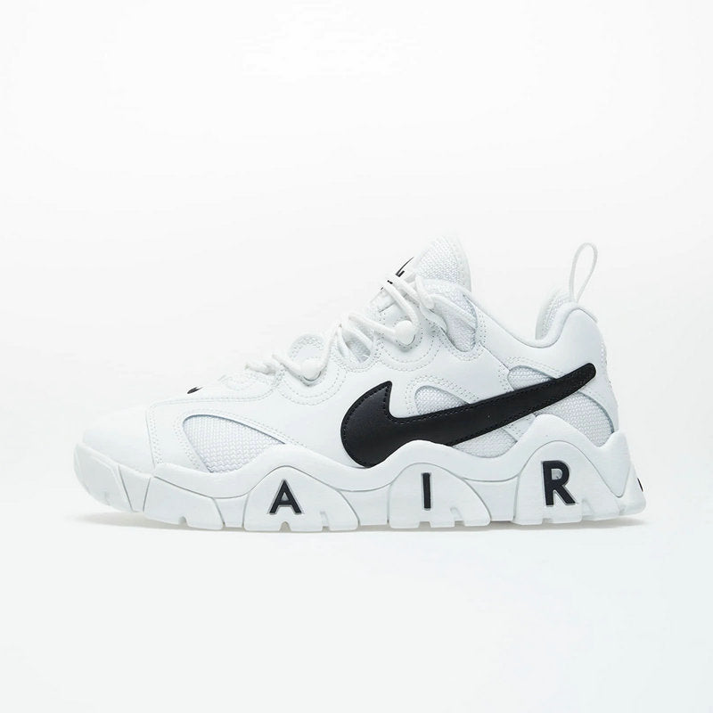 Les baskets Nike Air Barrage allient style audacieux et innovation technique. Leur design rétro-futuriste et leurs détails emblématiques attirent les amateurs de mode