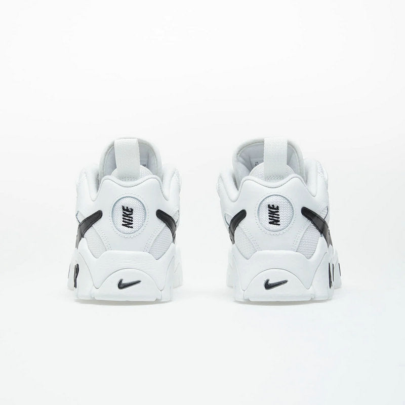 Les baskets Nike Air Barrage allient style audacieux et innovation technique. Leur design rétro-futuriste et leurs détails emblématiques attirent les amateurs de mode