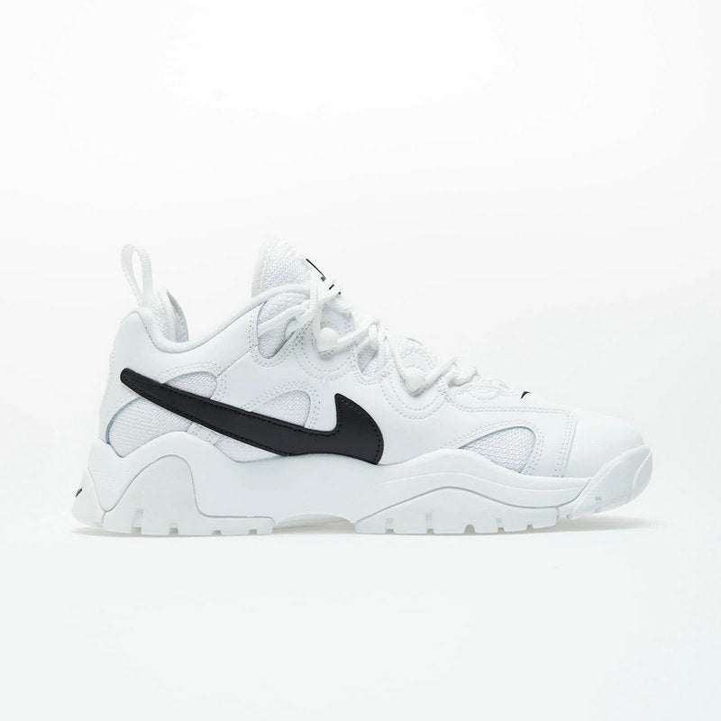 Les baskets Nike Air Barrage allient style audacieux et innovation technique. Leur design rétro-futuriste et leurs détails emblématiques attirent les amateurs de mode
