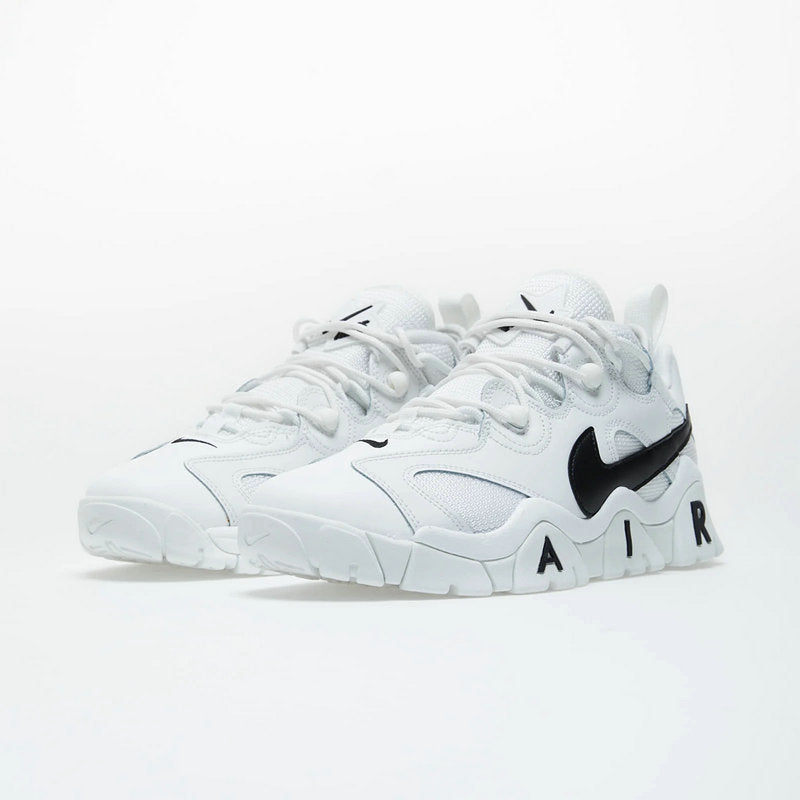 Les baskets Nike Air Barrage allient style audacieux et innovation technique. Leur design rétro-futuriste et leurs détails emblématiques attirent les amateurs de mode