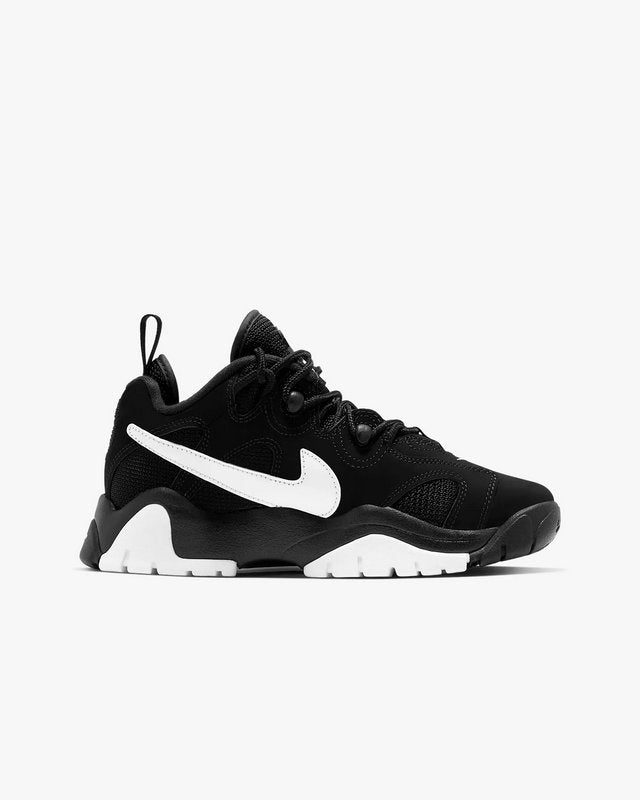 Les baskets Nike Air Barrage allient style audacieux et innovation technique. Leur design rétro-futuriste et leurs détails emblématiques attirent les amateurs de mode