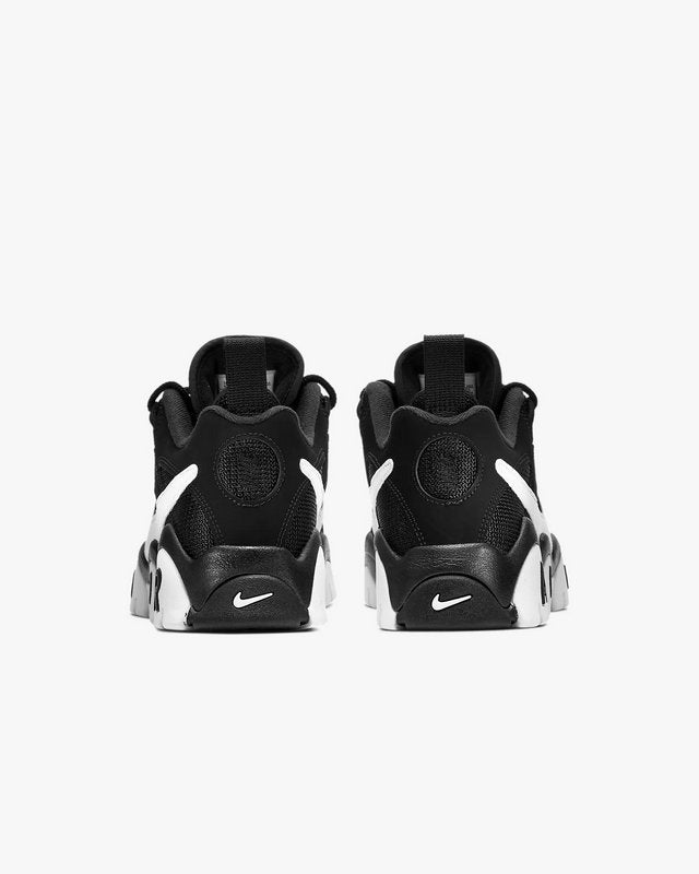 Les baskets Nike Air Barrage allient style audacieux et innovation technique. Leur design rétro-futuriste et leurs détails emblématiques attirent les amateurs de mode