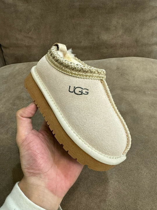 Les bottes UGG pour enfants offrent une combinaison parfaite entre confort thermique et allure tendance, idéales pour affronter les journées froides avec style.