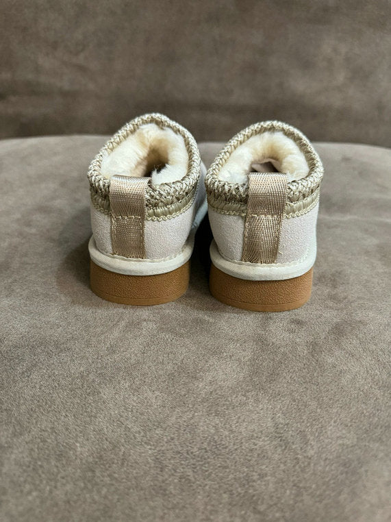 Les bottes UGG pour enfants offrent une combinaison parfaite entre confort thermique et allure tendance, idéales pour affronter les journées froides avec style.