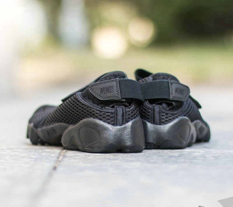 Les baskets Rift Ninja se distinguent par leur design unique et avant-gardiste, inspiré des chaussures de ninja, combinant style urbain et fonctionnalité.