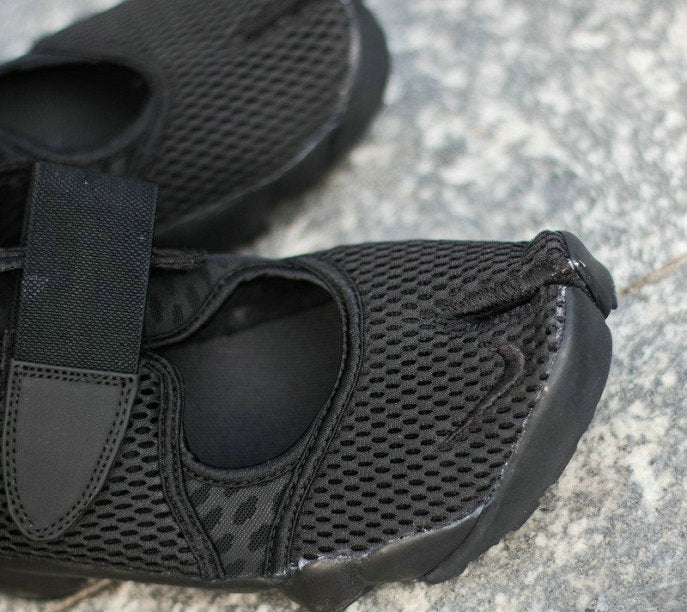 Les baskets Rift Ninja se distinguent par leur design unique et avant-gardiste, inspiré des chaussures de ninja, combinant style urbain et fonctionnalité.