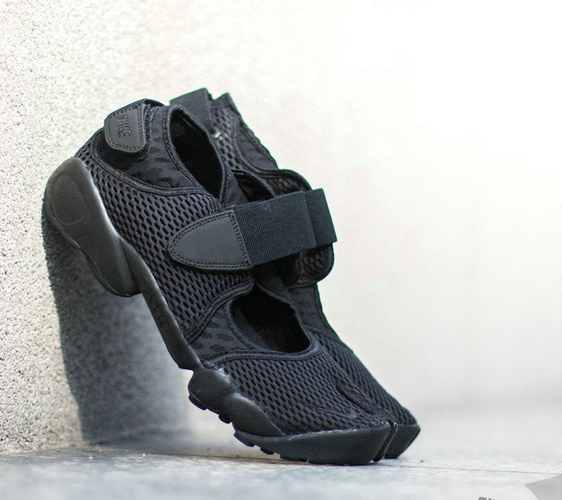 Les baskets Rift Ninja se distinguent par leur design unique et avant-gardiste, inspiré des chaussures de ninja, combinant style urbain et fonctionnalité.